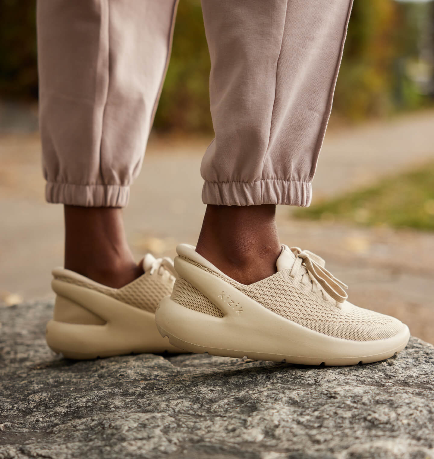 What shoes to wear with jogger pants: 8 outfit combinations – Kizik
